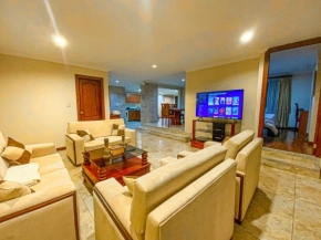 DELUXE Full Apt, Cerca del Centro, Calle Larga, Remigio & Vista al Río!
